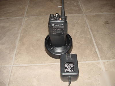 Motorola HT750 4CH uhf 5 watt 403-470 w/charger+battery