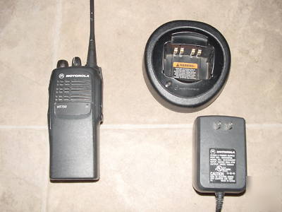Motorola HT750 4CH uhf 5 watt 403-470 w/charger+battery
