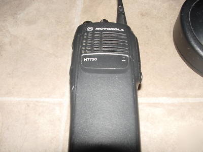 Motorola HT750 4CH uhf 5 watt 403-470 w/charger+battery