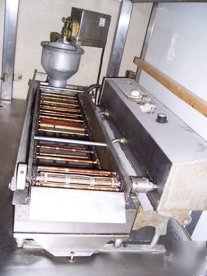 Belshaw doughnut frying system w/ companion equipment