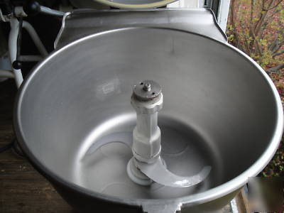 Very nice hobart vcm 40 qt vertical cutter mixer VCM40