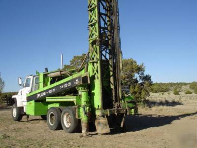 Rotary water well drilling rig