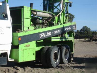 Rotary water well drilling rig