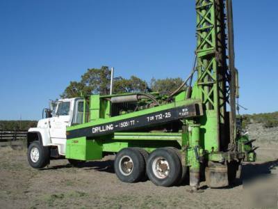 Rotary water well drilling rig