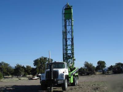 Rotary water well drilling rig