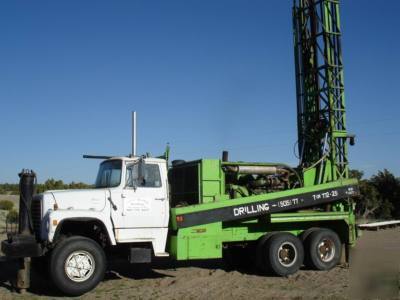 Rotary water well drilling rig