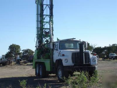 Rotary water well drilling rig