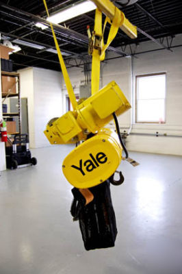 1/2 vfd ton yale hoist w/ motorized trolley
