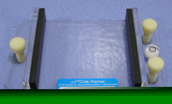 Horizontal mini-gel casting system one tray gel caster