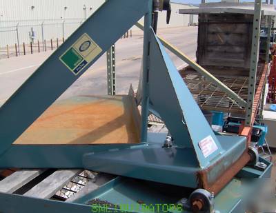 Floor level tilter for gaylord box / pallets pneumatic