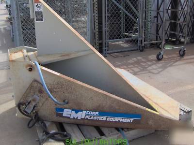 Floor level tilter for gaylord box / pallets pneumatic