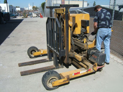 Kooi 4,500# 3 wheel piggy back forklift