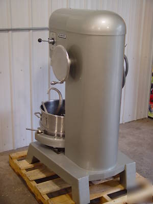 Hobart 60 qt mixer with s/s bowl,whip,paddle,hook,dolly