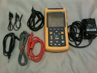 Fluke 124 handheld oscilloscope/ meter (used only once)