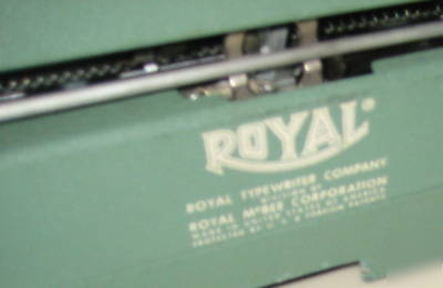 Royal quiet de luxe typewriter rugged green with case