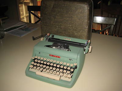 Royal quiet de luxe typewriter rugged green with case