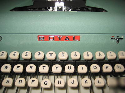 Royal quiet de luxe typewriter rugged green with case