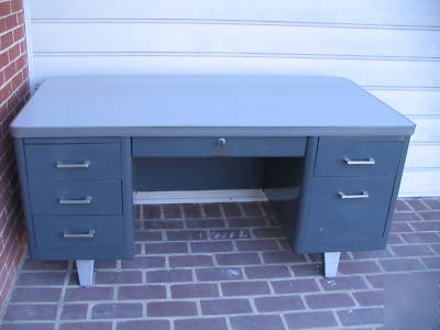 Heavy duty metal desk good condition 