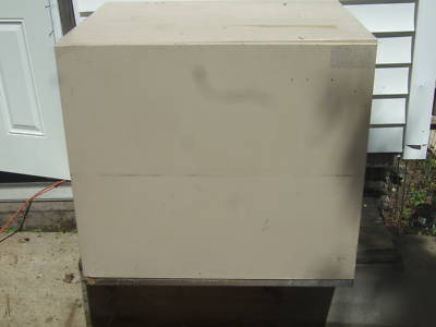 Scottsman water-cooled icemaker older & works good 