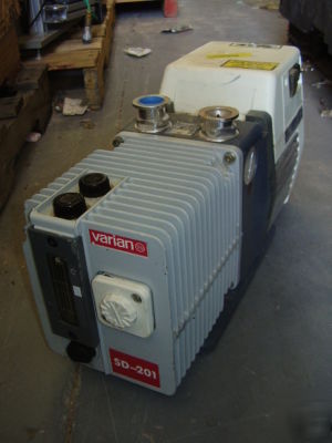 Varian sd-201 2-stage rotary vane vacuum pump, 323396 