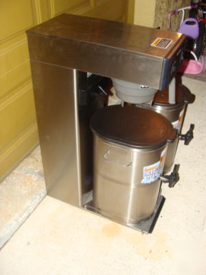 Bunn TB3Q 3 gallon fresh brew tea brewer + 2 dispensers