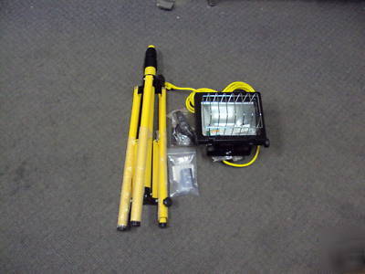 Fostoria TQH1 halogen 500 watt work light msrp $105.00