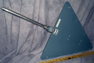 Triangular emi antenna