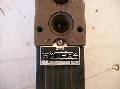 Parker hydraulic directional control valve 851060-12VDC