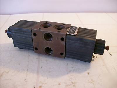 Parker hydraulic directional control valve 851060-12VDC