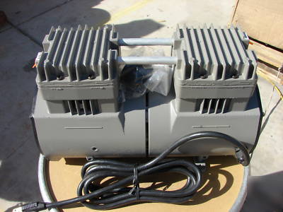 Thomas piston compressor/vacuum pump
