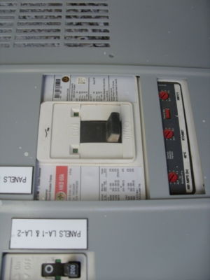 Electric switchgear panel box w 800 amp main loaded