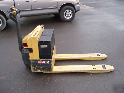 Caterpillar NPP40 electric pallet jack 565 hrs charger