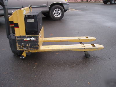 Caterpillar NPP40 electric pallet jack 565 hrs charger