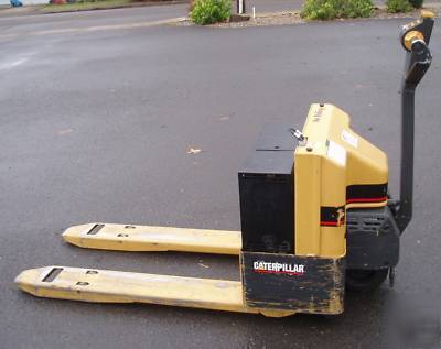 Caterpillar NPP40 electric pallet jack 565 hrs charger