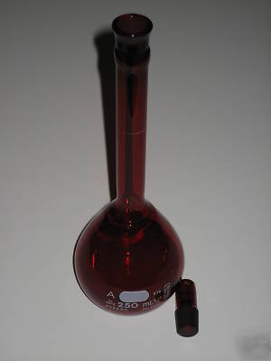 New volumetric flask, low-actinic red, 250 ml 'a' pyrex 