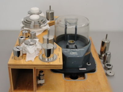 Primary pressure standard w/ wooden case by cec / 6-201