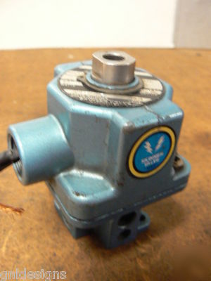 Honeywell skinner A3LB2127 solenoid valve 3-way 1/4