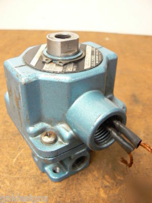 Honeywell skinner A3LB2127 solenoid valve 3-way 1/4
