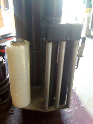 Lantech stretch wrap machine / stretch wrapper