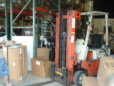 Nissan 3000 sitdown forklift w/3 propane tanks 