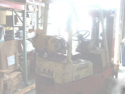 Nissan 3000 sitdown forklift w/3 propane tanks 