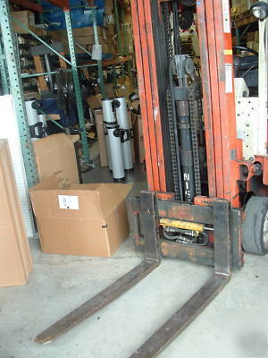 Nissan 3000 sitdown forklift w/3 propane tanks 