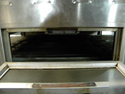 Used nu vu conveyor pizza oven in great condition 