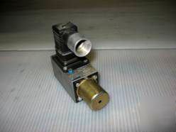 New lot of 4 - - rexroth solenoid/valves p/n HED40A17/350