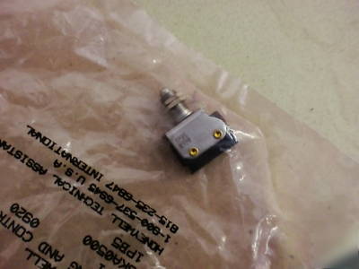 Honeywell sensing and control 1PB5 pushbutton switch