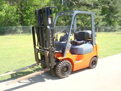 2006 toyota 3,000 lb. pneumatic fork lift forklift 