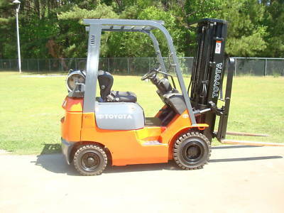 2006 toyota 3,000 lb. pneumatic fork lift forklift 