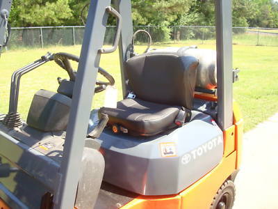 2006 toyota 3,000 lb. pneumatic fork lift forklift 