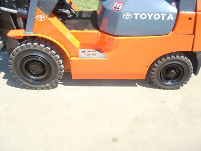 2006 toyota 3,000 lb. pneumatic fork lift forklift 