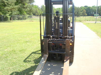 2006 toyota 3,000 lb. pneumatic fork lift forklift 